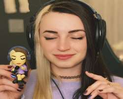 Gibi loves to color her hair and often dyes them half blonde and half black.